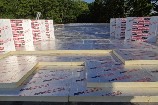 Hellend dak isolatie door Kooymans Dakdekkers